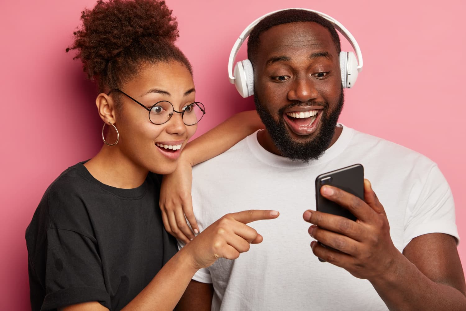 Zwei Menschen hören gemeinsam Musik über ein Smartphone