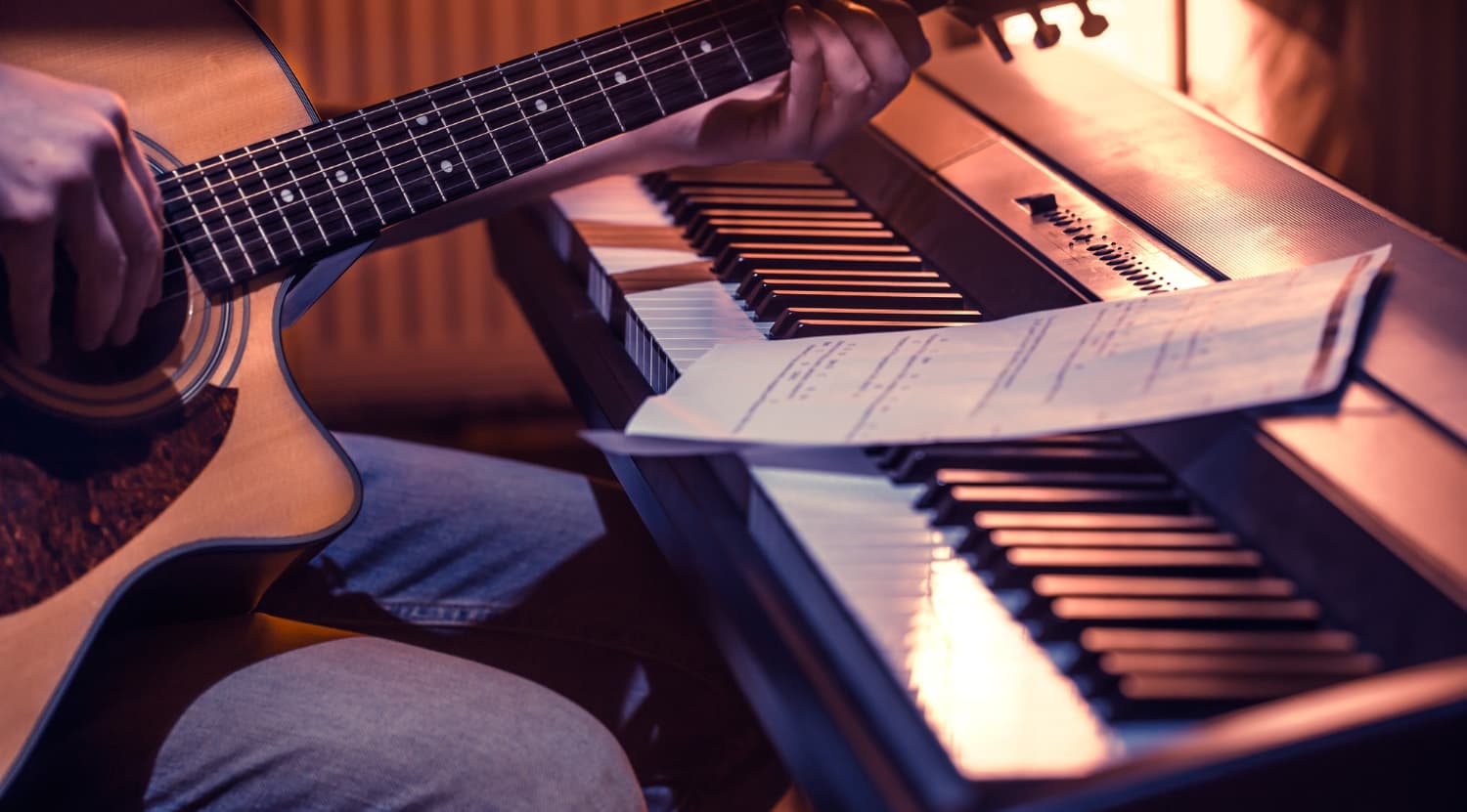 Gitarren und Instrumente in einem Musikstudio